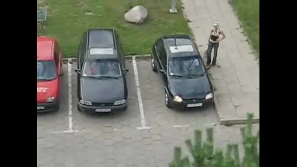 Мъж слуша Жена как да паркира 
