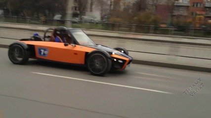 Малка спортна кола из улиците на София