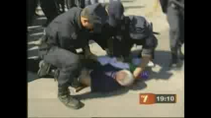 Полицията Укротява Протестиращ Миньор