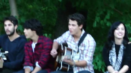 Jonas Brothers & Demi Lovato - Get Back and Sos Cr2 Set Acoustic Performance