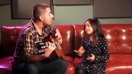 Бащата и момиченцето пеят страхотно