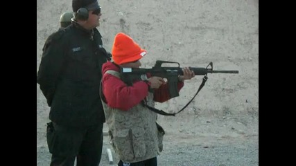13 годишно дете се учи да стреля със Mk (b - 4 - 3) 