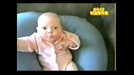 Бебе се възмущава и покозва среден пръст 