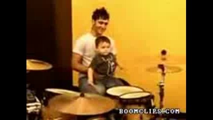 Две годишно момченце свири на барабани 