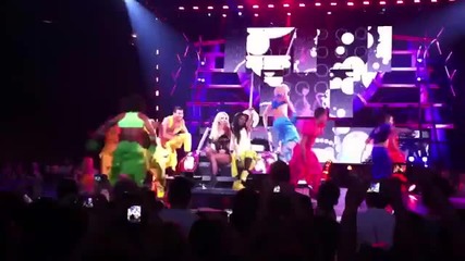 Britney Spears - How I Roll на живо F F T 12.7.11