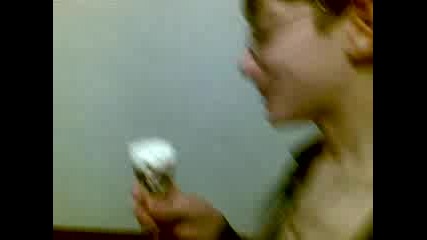 Хриси яде сладолед и се мръщи 