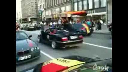 Германски фен пада от кола 