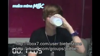 Justin Bieber Приема Предизвикателството да изпие чаша мляко и го прави за 26 секунди