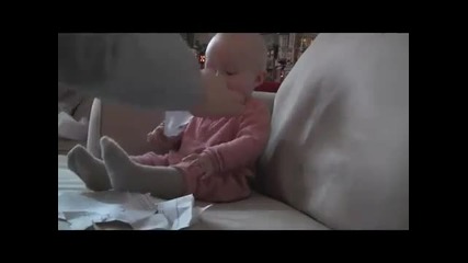 Бебе се разцепва от смях с хартия 