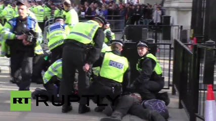 Полицията в схватка с протестиращите против Торите
