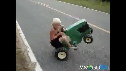 Дете дига предница с трактор
