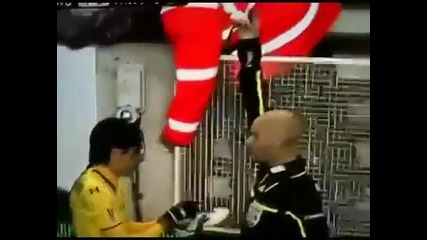 Куриозно: Играч уцели съдия с обувка, получи червен картон! *20.11.2011г.*
