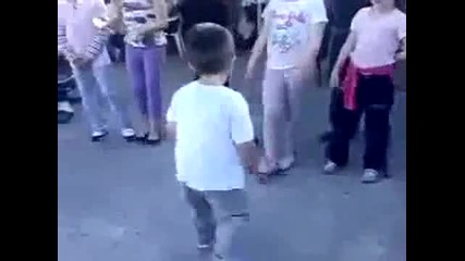 Дете танцува на Майкал Джексан 
