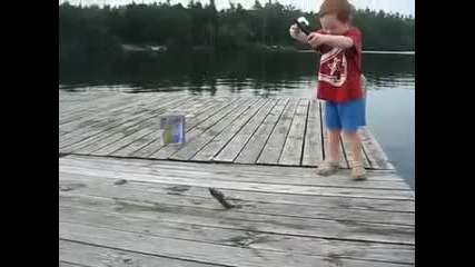 Дете хваща риба за секунди