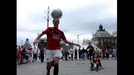 Футболисти показват умения с топка в центъра на Мюнхен 