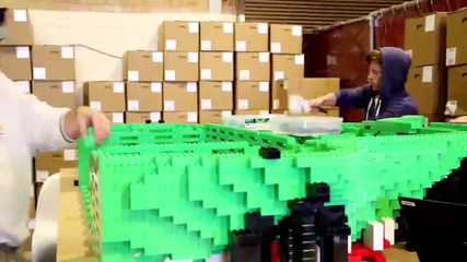 Хора подобриха световния рекорд за най-голяма елха от Лего блокчета !