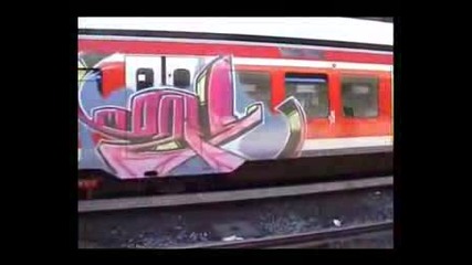 Някви пичове праат мноо яки графити върху влакове