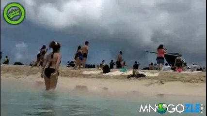 Пясъчна буря на плажа в Сен Мартен