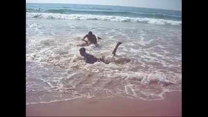 Момчета Играят кеч на плажа