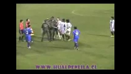 Футболист хваща съдия за врата и налита на бой Смях