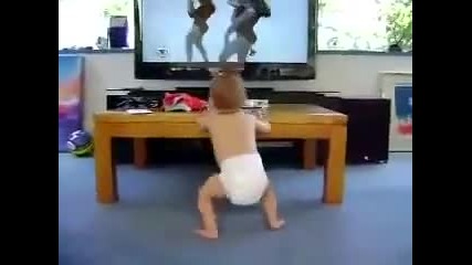 Бебе денси пред телевизора