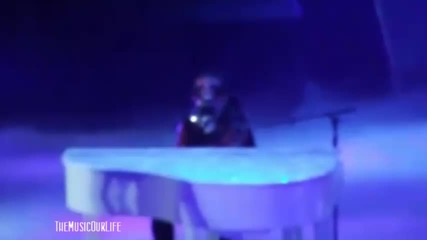 Джъстин се разплака докато пя Down to earth. . . : ( 
