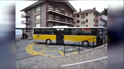 Гледайте Как Се Обръща Автобус В Цивилизованите Държави, Когато Мястото Е Прекалено Малко!
