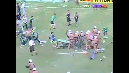 бразилски хулигани за малко не убиха полицай на футболен мач 