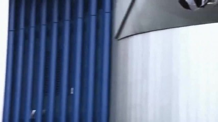 Chris Pfeiffer Кара из сградата на Bmw 