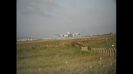 Кацане на Боинг 747 на летище Варна 