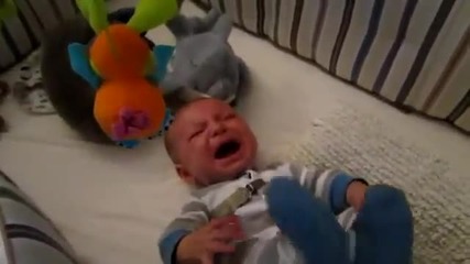 Бебче спира да плаче като чуе песента от Star wars
