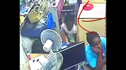 Майка разсейва продавач, докато дъщеря ѝ краде