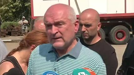 Настаняват във фургони първите две семейства с изгорели домове в село Воден
