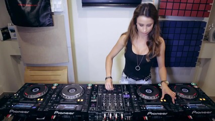 Dj Juicy M - Mixing on 4 Cdjs part 3