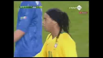 Ronaldinho Фантастичен Пасс!(brazil Vs Italy 10.02.2009)