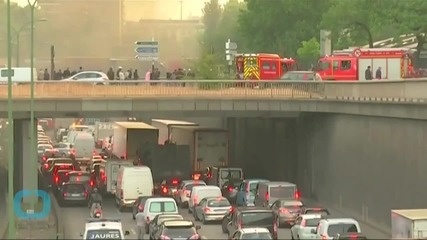 French Taxi Drivers Smash Cars in Strike Against Uber