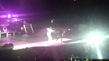 Джъстин Бийбър пее на сцената заедно с Akon - Sexy Chick ( Atlanta Live ) 