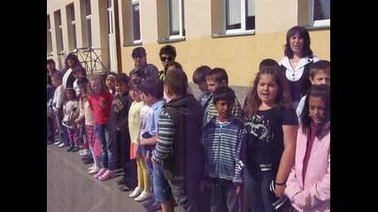 Децата от Ну ”яне Сандански” рецитират едновременно „аз съм българче”