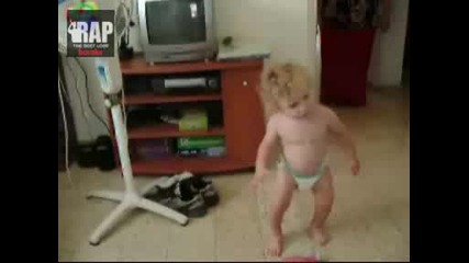 Бебе танцува много яко на кючек