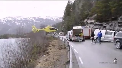 Хеликоптер каца на мантинелата при спасителна акция в Норвегия)