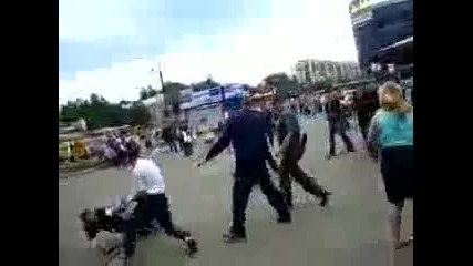 Не е лесно да си руснак!!!бой на улицата! (32)