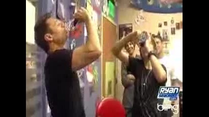 Justin Bieber се състезава по пиене на вода 