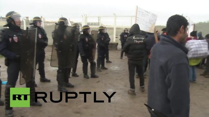 France: Scuffles break out at Calais 'Jungle' camp as police stop refugees leaving