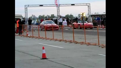Много злобна Honda Civic наказва Dodge Viper