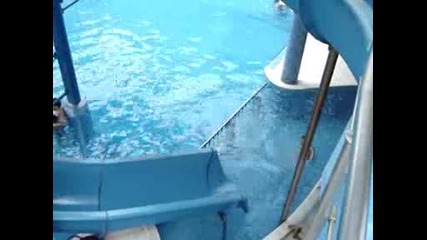Коко Се Спуска По Водна Пързалка