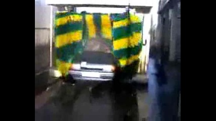 Кола без стъкла влиза в автомивка