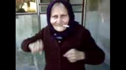 Бабичка танцува захапала цигара в уста