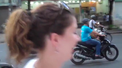 Лудо пресичане на улица във Виетнам