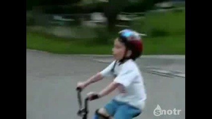 Момче срещу дърво кой ще победи