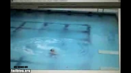 момиче скача и се отрепва в басейн